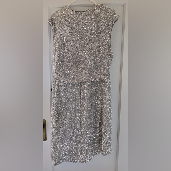 Sequin V-neck Cocktail Dress 🤩 - Picture 6 of 8